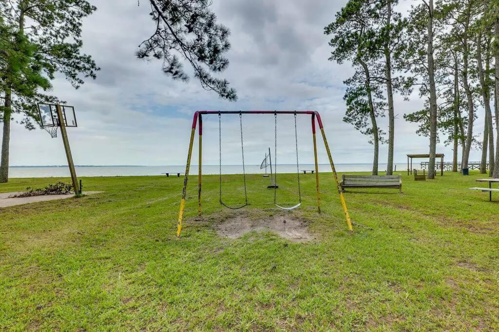 Vacation Home Lake Livingston! Onalaska Ngoại thất bức ảnh
