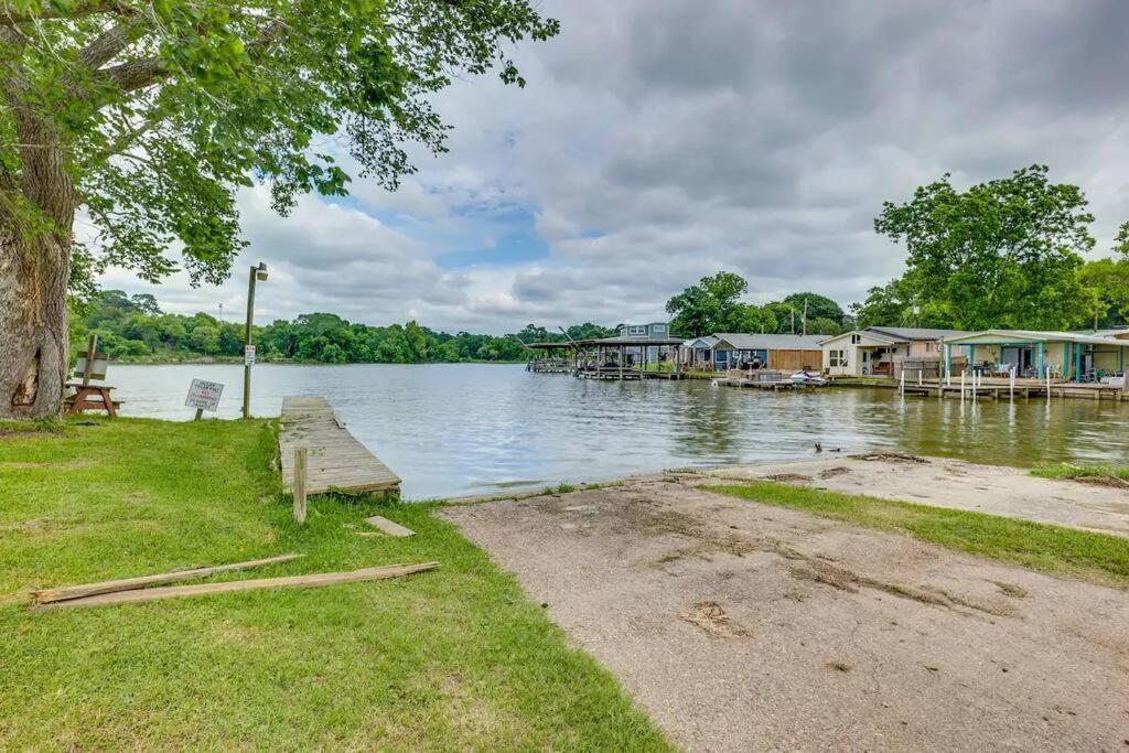 Vacation Home Lake Livingston! Onalaska Ngoại thất bức ảnh