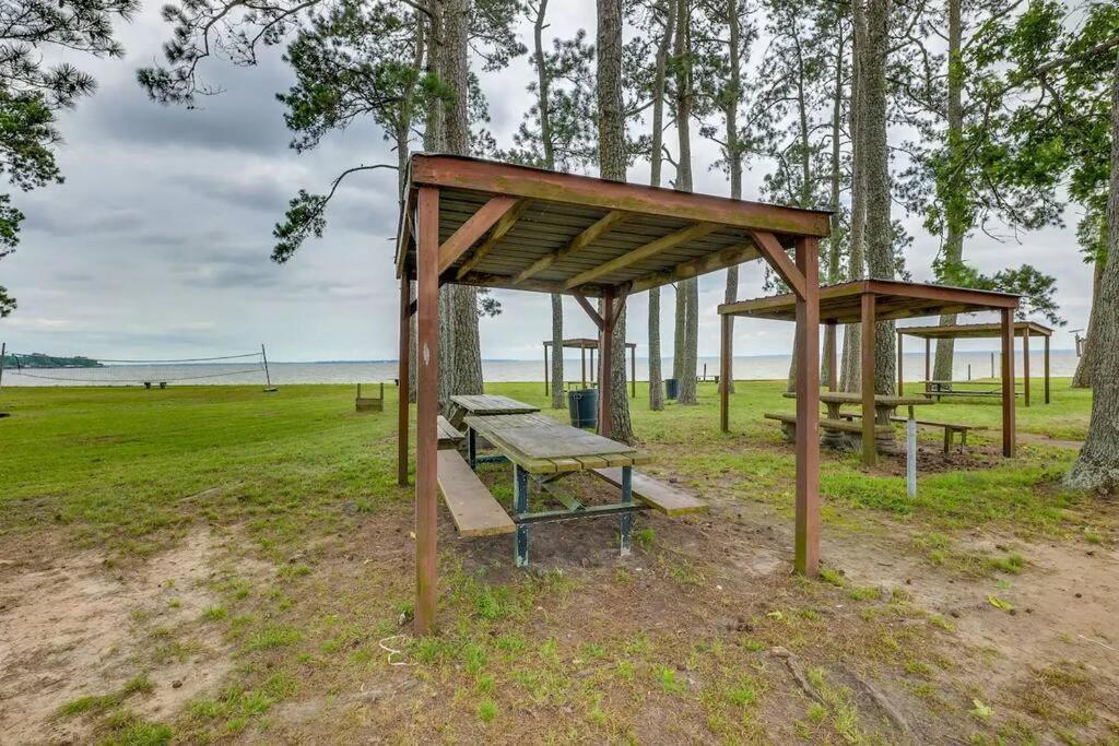 Vacation Home Lake Livingston! Onalaska Ngoại thất bức ảnh